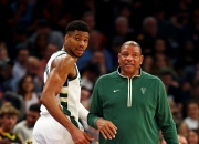 雄鹿三巨头联手，莫兰特得分突破，狂砍50分冲击季后赛！