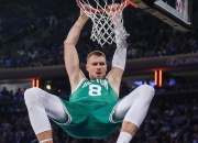 波尔津吉斯绝杀时刻，引发争议点燃赛场，球队未来可期迎来胜利！的简单介绍